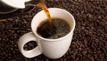 Nga ritual ditor në barrë mujore, pse po shtrenjtohet kafeja në Tiranë