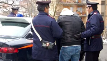 Ngjarje HORROR/ Shqiptari lyen me benzinë dhe tenton të djegë të gjallë gruan, i mituri fshen çakmakun