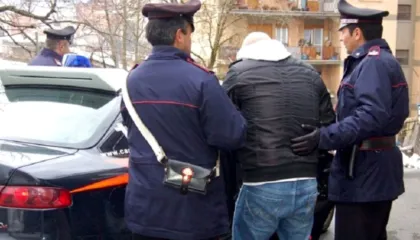 Ngjarje HORROR/ Shqiptari lyen me benzinë dhe tenton të djegë të gjallë gruan, i mituri fshen çakmakun