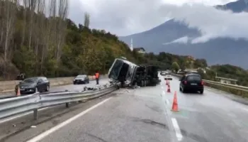 Ngricat dhe shirat/ Tri aksidente në Rrugën e Kombit, përfshihen 15 automjete, lëndohen 6 persona