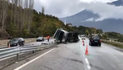 Ngricat dhe shirat/ Tri aksidente në Rrugën e Kombit, përfshihen 15 automjete, lëndohen 6 persona