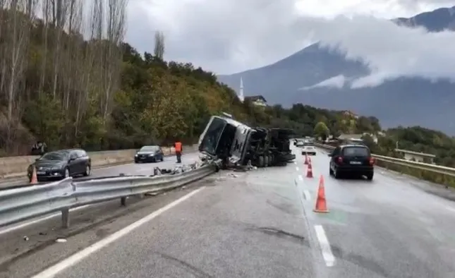 Ngricat dhe shirat/ Tri aksidente në Rrugën e Kombit, përfshihen 15 automjete, lëndohen 6 persona