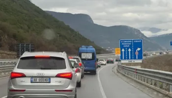 Ngricat rëndojnë trafikun në aksin Elbasan- Librazhd- Prrenjas/ Mjetet mbesin të bllokuara për orë të tëra