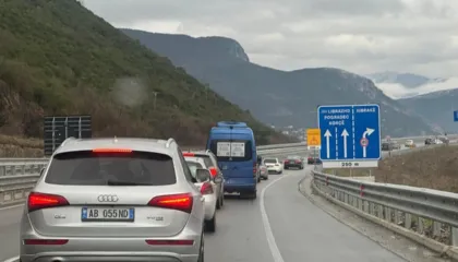 Ngricat rëndojnë trafikun në aksin Elbasan- Librazhd- Prrenjas/ Mjetet mbesin të bllokuara për orë të tëra