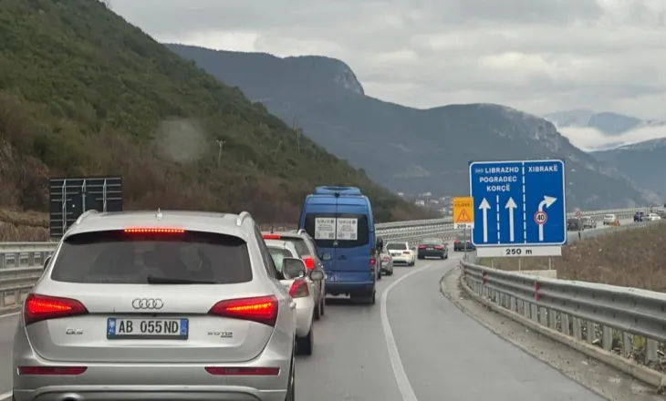 Ngricat rëndojnë trafikun në aksin Elbasan- Librazhd- Prrenjas/ Mjetet mbesin të bllokuara për orë të tëra