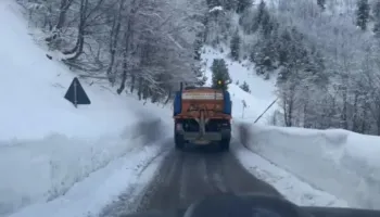 Ngricat vështirësojnë lëvizjen/ Bëhet kriposja e akseve rrugore në veri të vendit