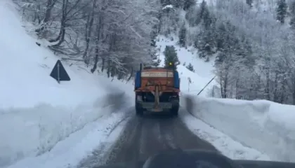 Ngricat vështirësojnë lëvizjen/ Bëhet kriposja e akseve rrugore në veri të vendit