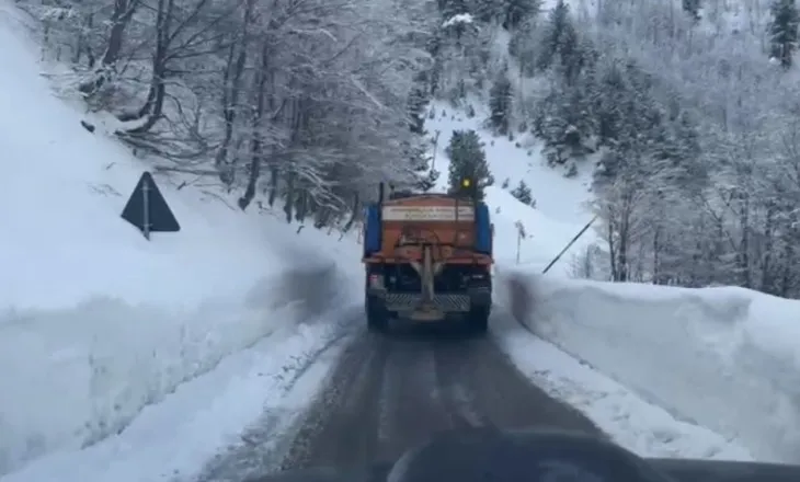 Ngricat vështirësojnë lëvizjen/ Bëhet kriposja e akseve rrugore në veri të vendit