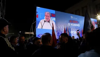 Nis Foltorja e 6-të, Berisha i bashkohet protestuesve të opozitës në sheshin para Kryeministrisë