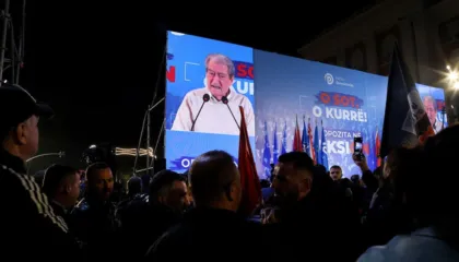 Nis Foltorja e 6-të, Berisha i bashkohet protestuesve të opozitës në sheshin para Kryeministrisë