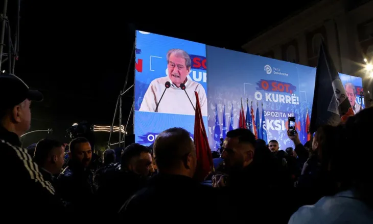 Nis Foltorja e 6-të, Berisha i bashkohet protestuesve të opozitës në sheshin para Kryeministrisë