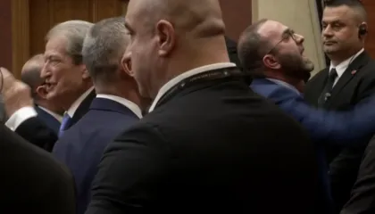 Nis me tension seanca parlamentare, deputetët e PD “pushtojnë” foltoren e Kuvendit