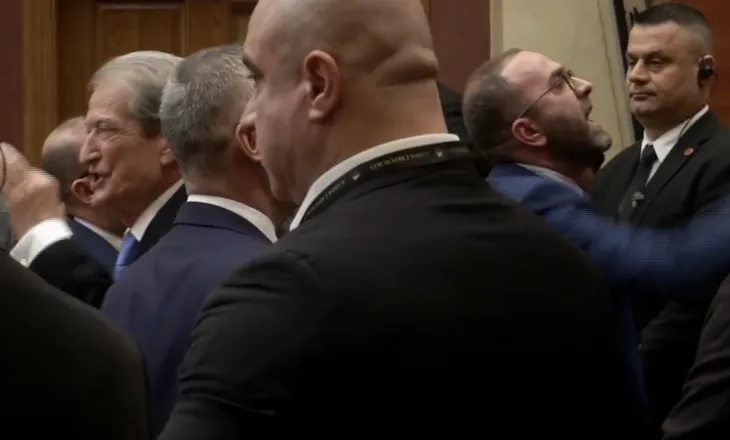 Nis me tension seanca parlamentare, deputetët e PD “pushtojnë” foltoren e Kuvendit