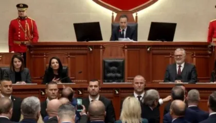 Nis me tensione sesioni i ri parlamentar, opzoita bllokon foltoren