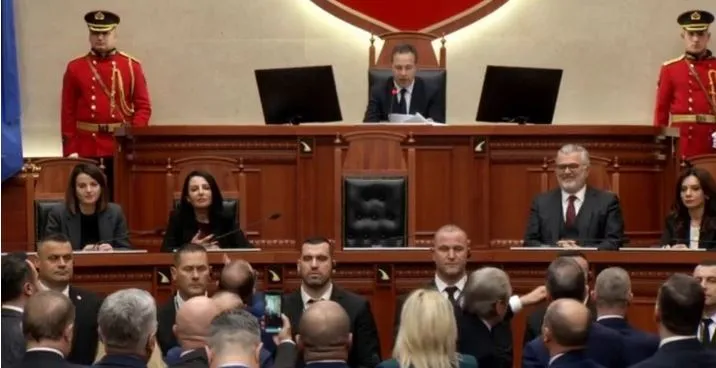 Nis me tensione sesioni i ri parlamentar, opzoita bllokon foltoren
