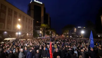 Nis protesta e opozitës para Kryeministrisë, Berisha del nga selia dhe zbret në shesh