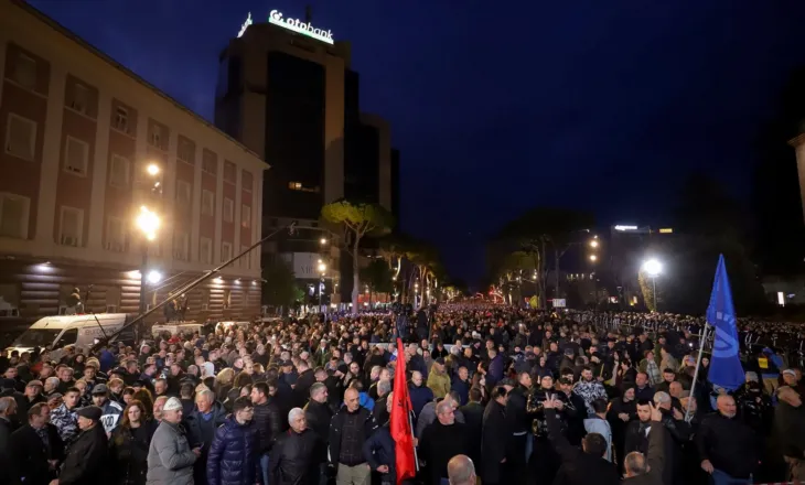 Nis protesta e opozitës para Kryeministrisë, Berisha del nga selia dhe zbret në shesh