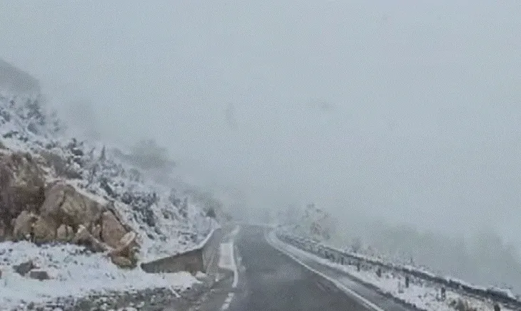 Nisin reshjet e borës në Kukës/ Temperaturat zbresin deri në –16°C, autoritetet i bëjnë thirrje shoferëve për kujdes