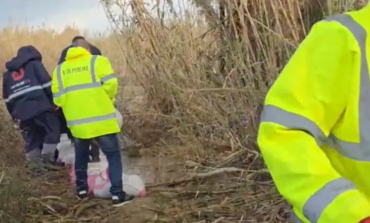 Niveli i ujit arrin kufirin maksimal të argjinaturës në Fier, banorët vendosin thasë me rërë për të shmangur përmbytjet. Bllokohet aksi i vjetër Levan-Vlorë