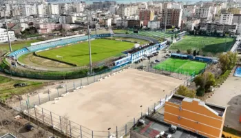 Një fushë e re futbolli i shtohet Durrësit, gati shtrimi i tapetit sintetik