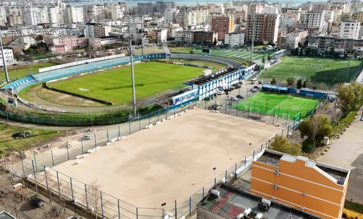 Një fushë e re futbolli i shtohet Durrësit, gati shtrimi i tapetit sintetik