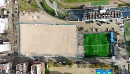 Një fushë e re futbolli po merr formë në Durrës/ FSHF nis së shpejti shtrimin e tapetit sintetik