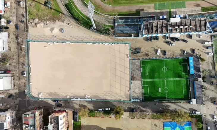 Një fushë e re futbolli po merr formë në Durrës/ FSHF nis së shpejti shtrimin e tapetit sintetik