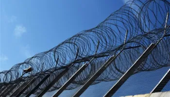 Një nga figurat më të rrezikshme të botës së krimit në Athinë, goditet me thikë i burgosuri shqiptar në Greqi