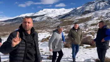 “Një person i vetëm na përvetësoi 400 ha tokë”/ Blegtorët e dy fshatrave në Ersekë në protestë: Po dëmtohemi rëndë