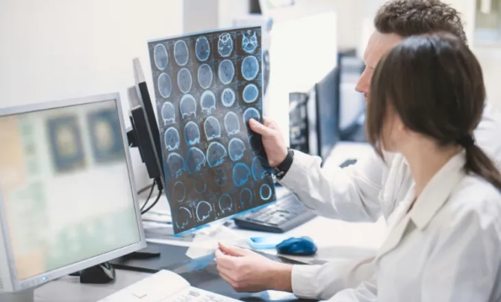 Një rast që i habit shkencëtarët/ Personi më i ri me Alzheimer – një nëntëmbëdhjetëvjeçar zbuloi shenjat e para të sëmundjes