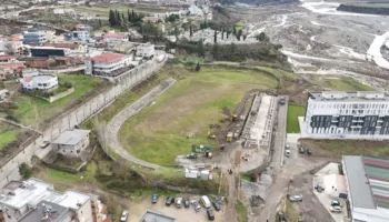 Një tjetër stadium modern në Shqipëri, presidenti Duka inspekton punimet