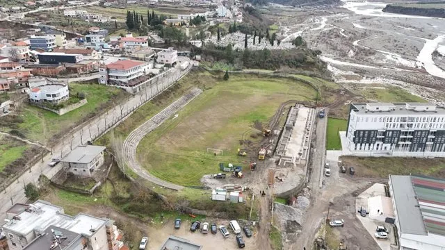 Një tjetër stadium modern në Shqipëri, presidenti Duka inspekton punimet