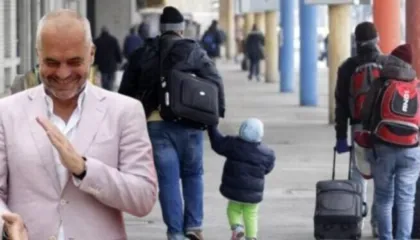 Një vend që po zbrazet: Shqipëria në krye të Europës për emigracion