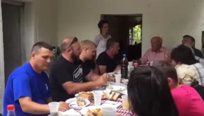 Njeriu që u betua se do të luftonte krimin, Altin Dumani shfaqet duke ngritur dolli me të dënuar penalë