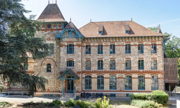 Njihuni me universitetin e veçantë francez, aty ku bëhesh një spiun profesionist dhe me diplomë