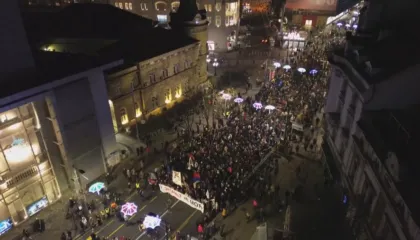 “Nuk do të dorëzohemi”, serbët vazhdojnë protestat kundër qeverisë