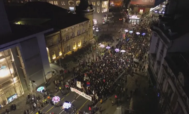 “Nuk do të dorëzohemi”, serbët vazhdojnë protestat kundër qeverisë