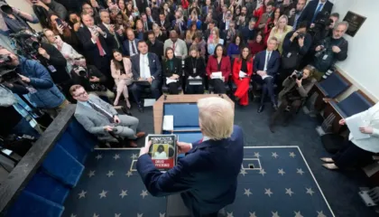 “Nuk do të mërziteni, apo jo?”/ Trump vazhdon fjalimin në Shtëpinë e Bardhë, zbulon fotografitë e migrantëve të arrestuar: Kemi zbatuar ligjin