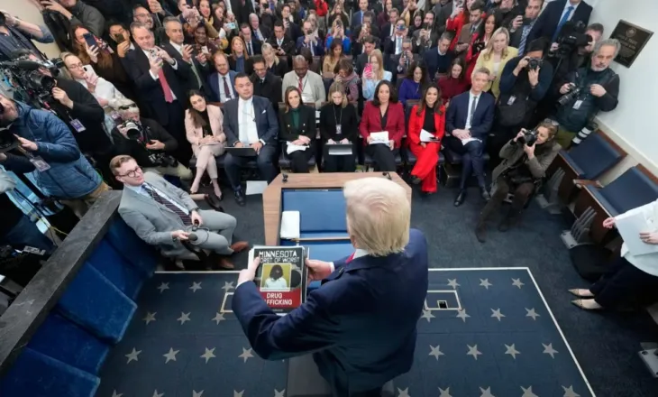 “Nuk do të mërziteni, apo jo?”/ Trump vazhdon fjalimin në Shtëpinë e Bardhë, zbulon fotografitë e migrantëve të arrestuar: Kemi zbatuar ligjin