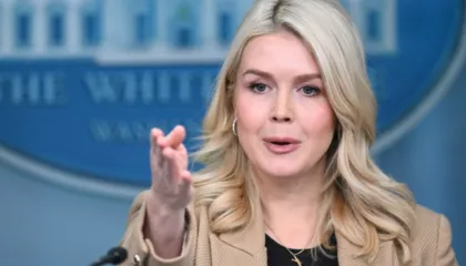 “Nuk duhet të ishit fare këtu”/ Vrasja në SHBA, zëdhënësja e Trump sherr me gazetarin: Je një sharlatan