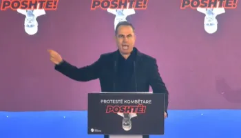 “Nuk është protestë si gjithë të tjerat”, Boçi para kryeministrisë: Sot duhet t’i shembim patjetër blindat që na rrethojnë