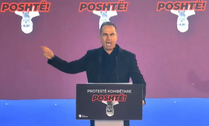 “Nuk është protestë si gjithë të tjerat”, Boçi para kryeministrisë: Sot duhet t’i shembim patjetër blindat që na rrethojnë