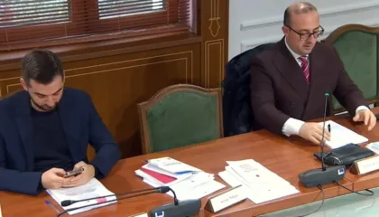 “Nuk hyhet në Europë me b***ë të grisura”, Korreshi-Gogut: Nuk e di Toni që Lushnja s’kishte drita 4 orë mbrëmë. Më mori plaka në tel dhe më tha…