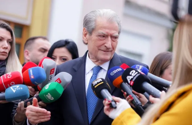 “Nuk ka emër më të nxirë në Europë sot se Rama”/ Berisha, jashtë Kuvendit: Është baraz me Lukashenkon