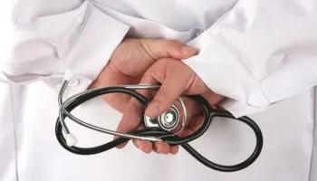 “Nuk zbatoi protokollin!”/ Plas keq në spital, mjekut s’i mbajnë nervat, dhunon kryeinfermieren