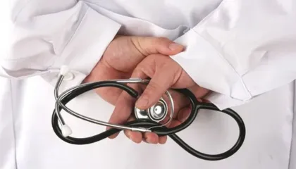 “Nuk zbatoi protokollin!”/ Plas keq në spital, mjekut s’i mbajnë nervat, dhunon kryeinfermieren