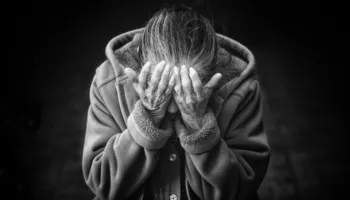 Nusja rreh vjehrrën, djali ‘merr hak’ dhe dhunon bashkëshorten e tij (DETAJET)