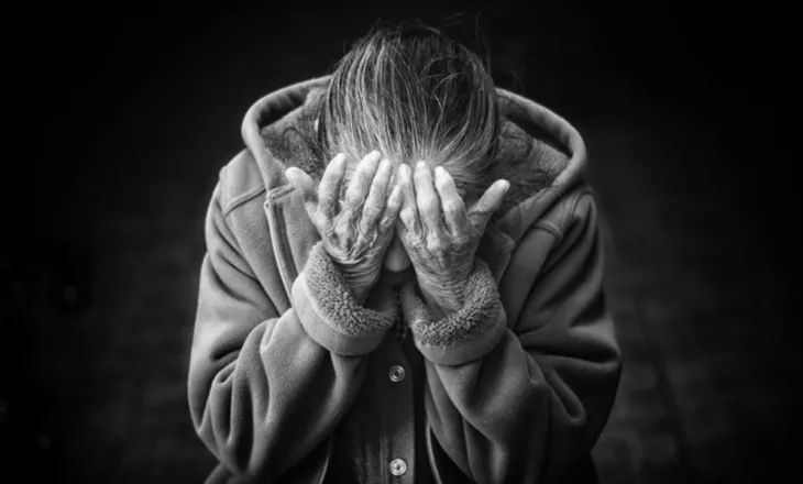 Nusja rreh vjehrrën, djali ‘merr hak’ dhe dhunon bashkëshorten e tij (DETAJET)