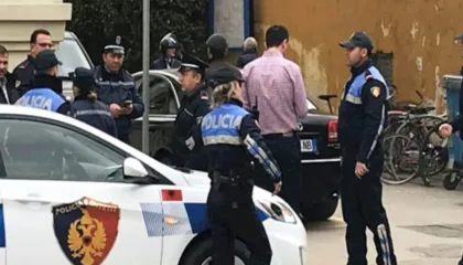 “O qorre nuk sheh ti kur kalojmë ne?”/ Si dy motrat dhunuan efektiven për një sherr banal