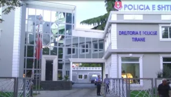 Oficerja e policisë në Tiranë dhunohet nga dy vajza në hyrje të komisariatit